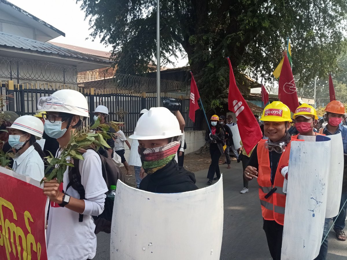 Myanmar_Now_Eng's tweet photo. Despite deaths and injuries over the past two days, protesters are coming out again to the streets in Yangon and Mandalay in defiance of the military rule on Monday morning. 

#WhatsHappeningInMyanmar #2021uprising #Myanmarcoup https://t.co/vwfiE5mook