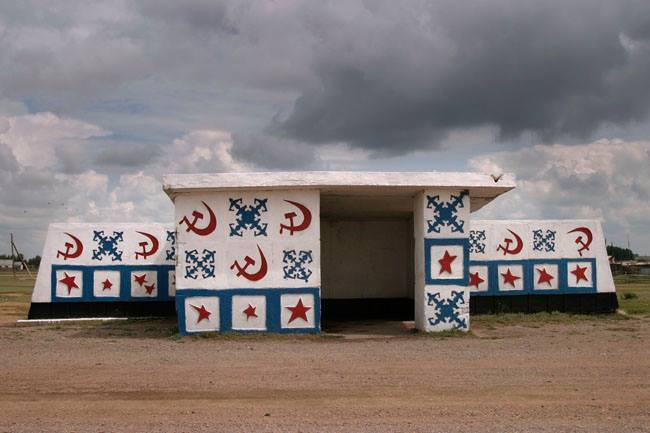 AcidEater_Fusao's tweet image. Bus Stop of the former Soviet Union 
Photographed by Christopher Herwig