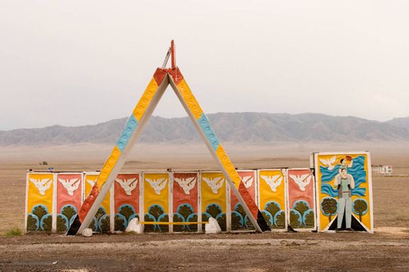 AcidEater_Fusao's tweet image. Bus Stop of the former Soviet Union 
Photographed by Christopher Herwig
