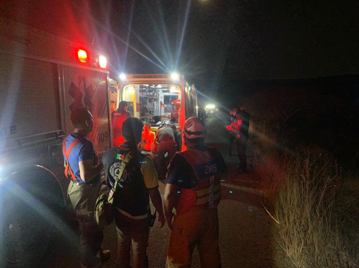 PCIVILQRO's tweet photo. #AlMomento Se atiende reporte de accidente vehicular en carretera Mompaní, con dirección a La Tinaja. Se valora a los tripulantes, mismos que no requieren ser trasladados a un centro médico #TomePrecauciones se reporta afectación en la circulación de la zona @pcmqro #Idaly https://t.co/57rJPWLF05