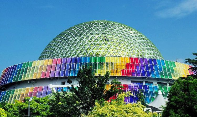 This evening we're going to the Pusat Sains Negara (National Science Centre) in Kuala Lumpur, Malaysia. It opened in 1996 and its main objective is to "promote greater understanding and interest in science and technology."