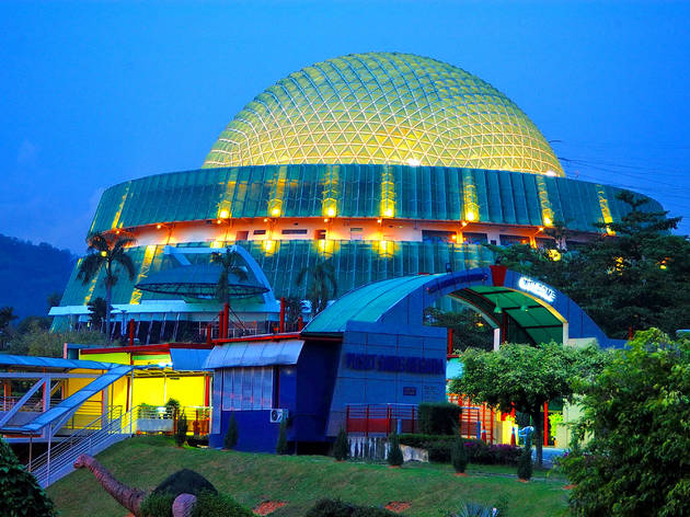 This evening we're going to the Pusat Sains Negara (National Science Centre) in Kuala Lumpur, Malaysia. It opened in 1996 and its main objective is to "promote greater understanding and interest in science and technology."