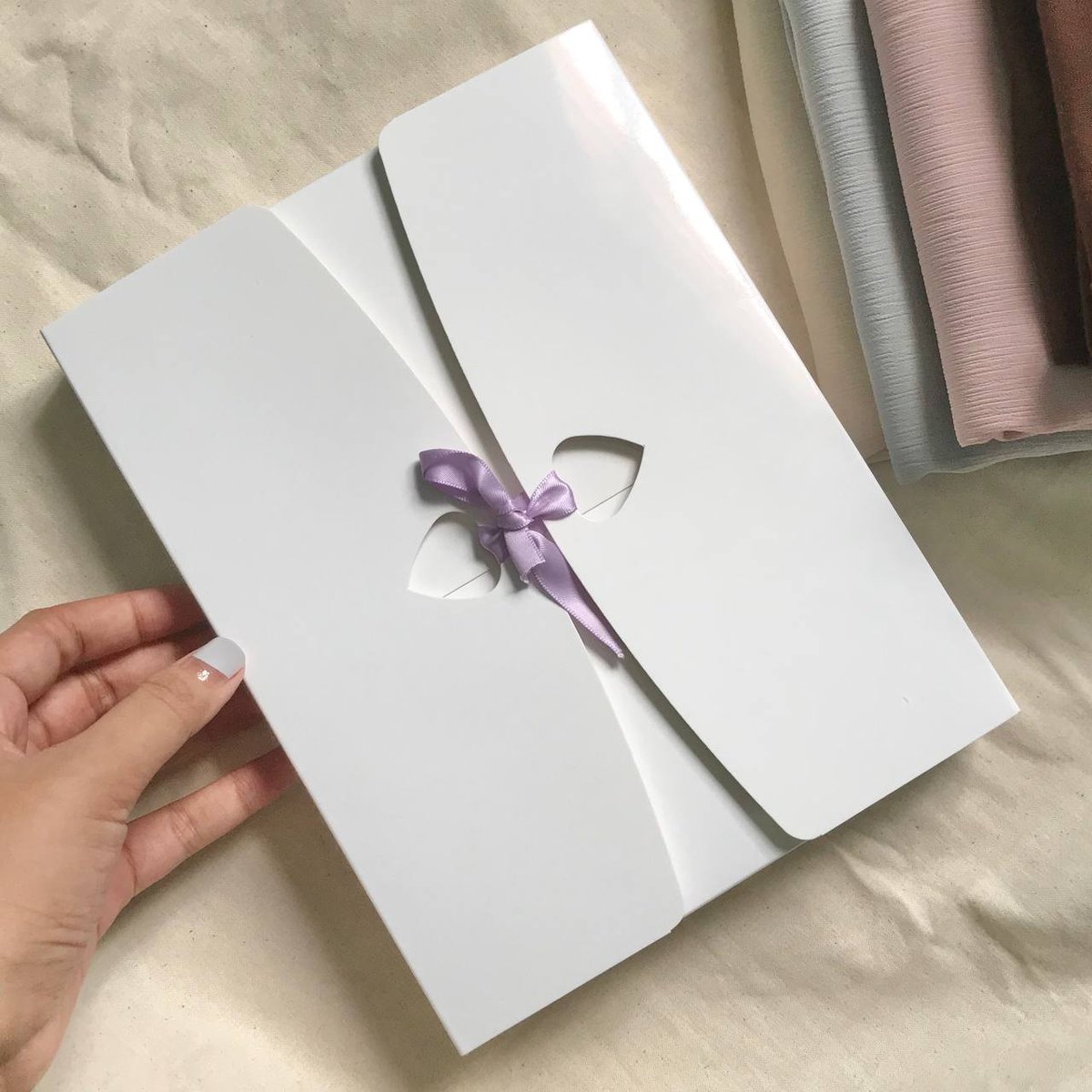 Omgg RM 35 je dah boleh dapat Clara Shawl + white glossy box niii 😲

Haihh untung bethol siapa yang dapat😍