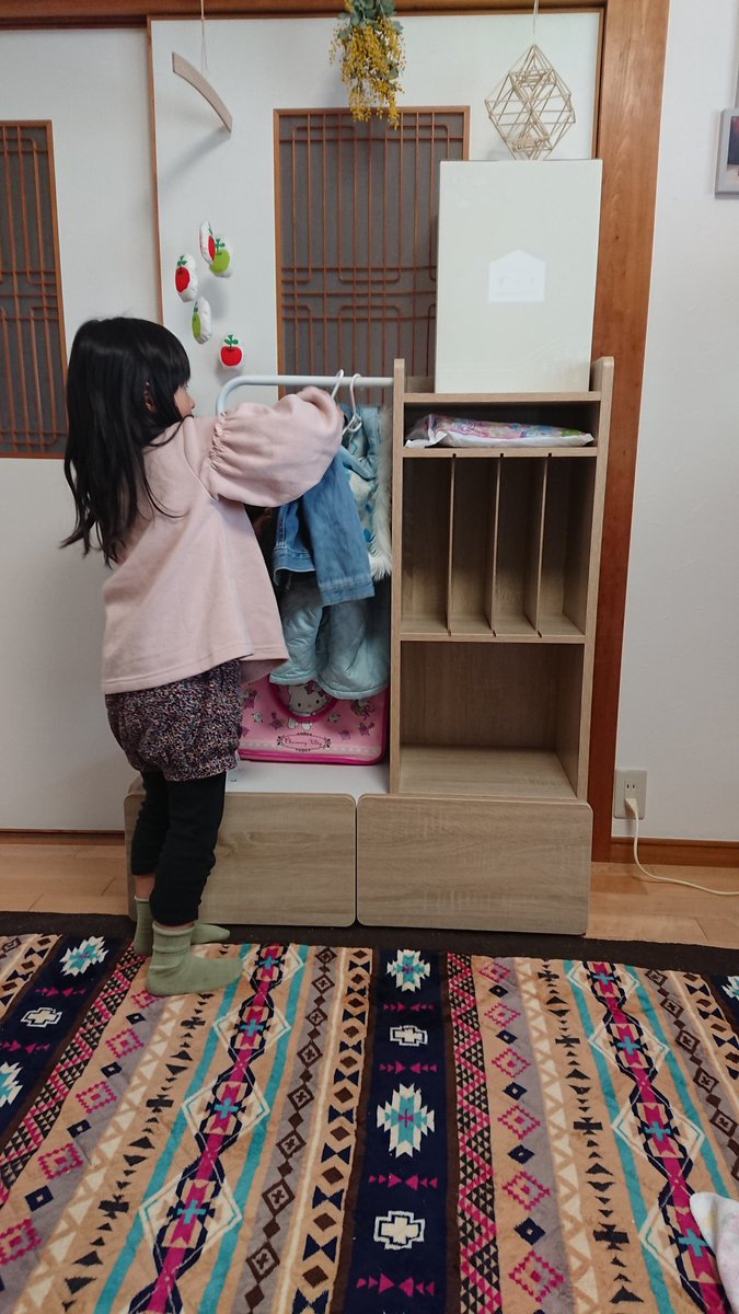 みつまめ Lowyaでランドセルラック購入 無印のパイン材シェルフと迷ったけど ハンガーかけられるこっちに デザイン可愛いし 娘も自分だけのラックができてうれしそう
