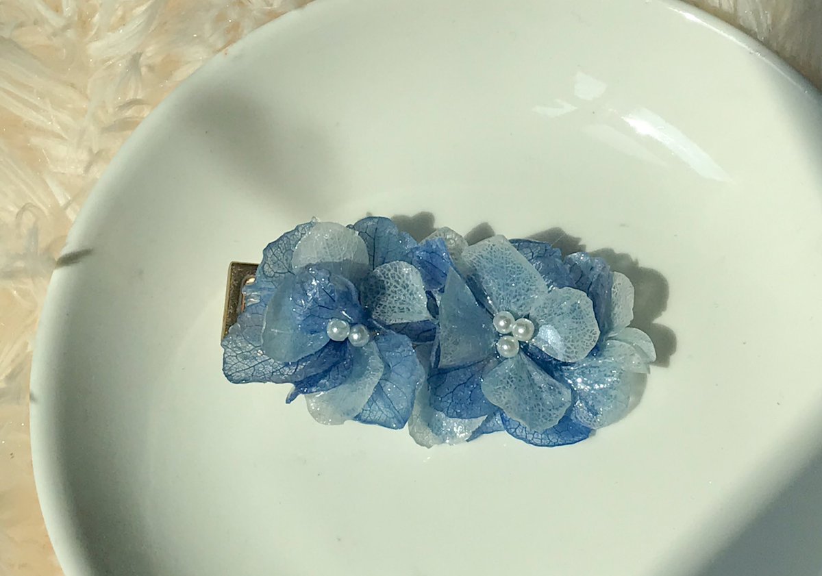 #แจก 

เนื่องในเดือนเกิดเราเองค่ะ 🤍
ห่างหายกับการแจกมานานมาก 🤣

น้องเป็นกิ๊บติดผมค่ะ 
ด้านบนเป็นดอกไฮเดรนเยียเคลือบ
โทนสีฟ้าและน้ำเงิน 💙

กติกา รีทวิต+ฟอล เหมือนเดิมค่ะ 
สุ่มวันที่ 30/03/21

ฝากด้วยนะคะ 🙏🏻✨

#แจกฟรีไม่รีได้ไง #เรซิ่น