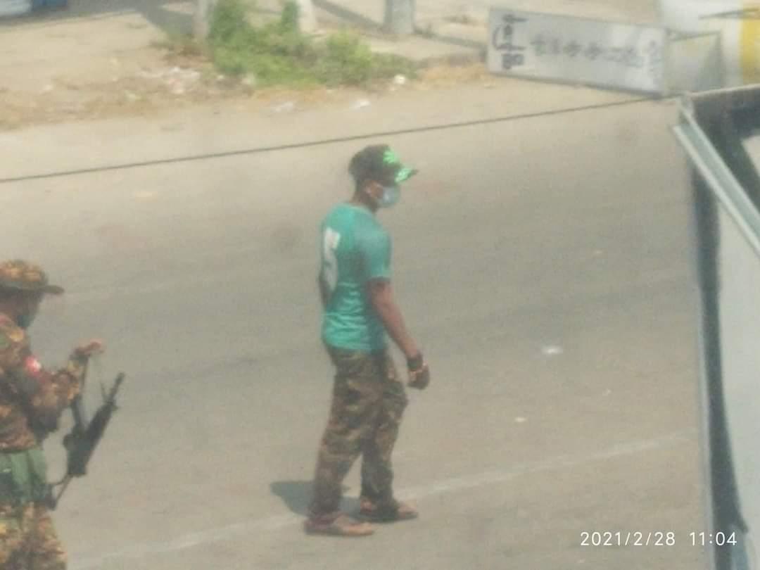 YinMinHtet14's tweet photo. Riot Police entered the house with a gun and chased people. Four people have been killed in gunshot wounds. 

#Myeik
#28FebCoup
#WhatsHappeningInMyanmar https://t.co/WiTb8JiRZk