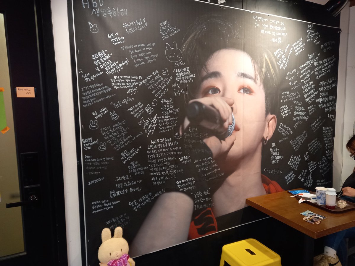 vonvonchocolat's tweet photo. 원호를 위해 이 카페 이벤트를 준비해주셔서 정말 감사합니다. 저는 그곳에 있어서 너무 행복했어요. 생일 축하해요!

❧  𝐇𝐚𝐩𝐩𝐲 𝒲𝑜𝓃𝒽𝑜 𝐃𝐚𝐲

#COLOR_FOR_301 
@618X301 https://t.co/TW7ayRK1Cx