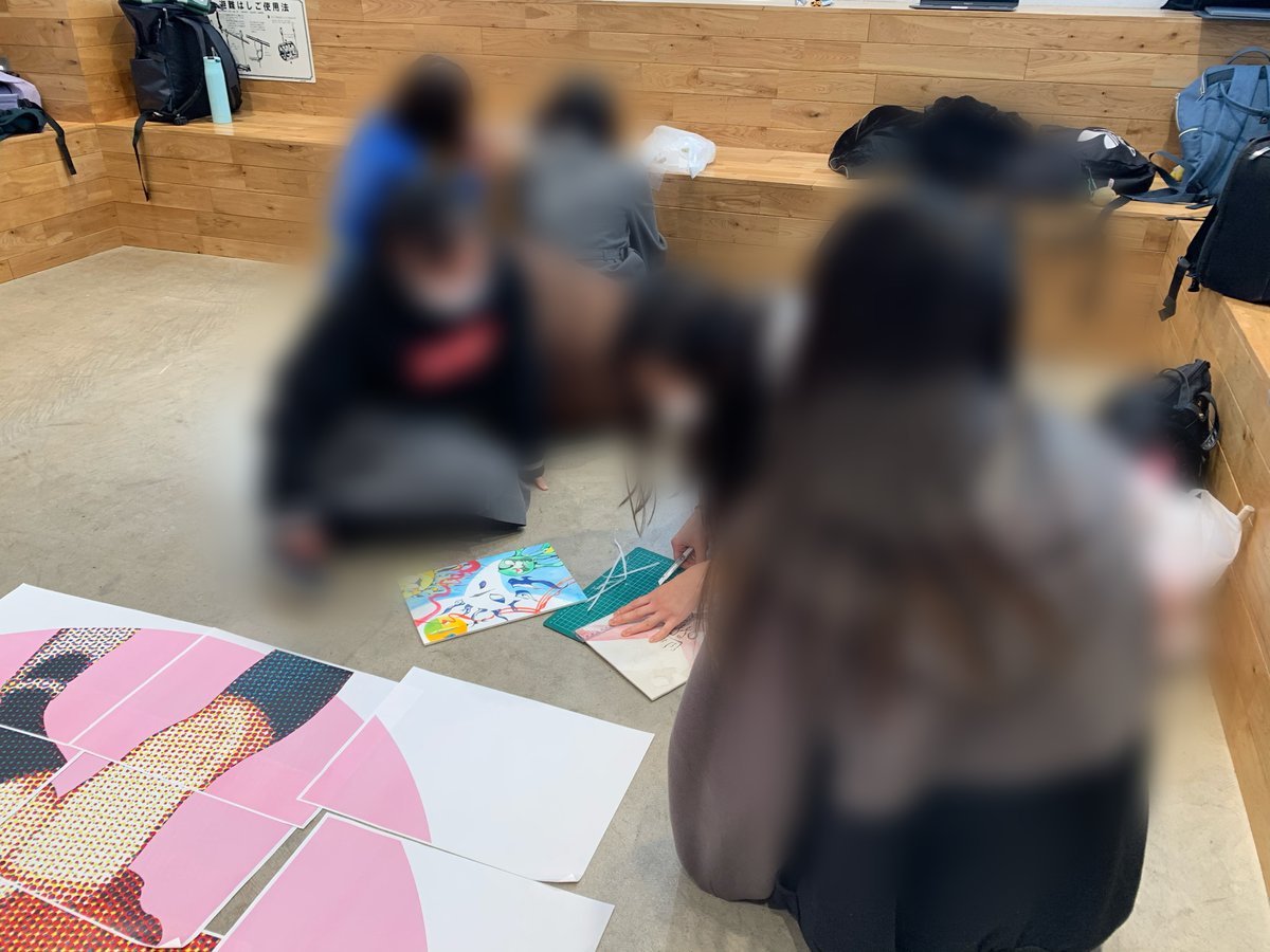 MIICA30564775's tweet photo. 【展示】
空間デザインや、作品の管理、額縁やパネルの準備などをしています。#東京表現高等学院MIICA #芸術祭 #文化祭 https://t.co/eWHnlalqJc