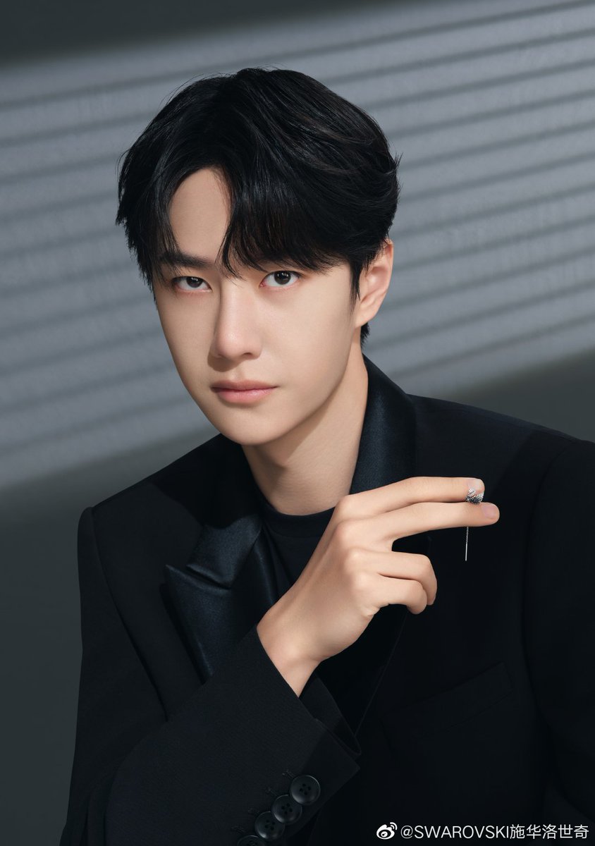 WangyiboOversea's tweet photo. 20210301
#王一博 #WANGYIBO  
#施华洛世奇 #SWAROVSKIxWangYibo

黑白交织，璀璨如你 
致敬每一个你！与施华洛世奇一起点燃属于自己的精彩！

Black and white, as dazzling as you!
Salute every one of you!
Together with #Swarovski, ignite your own splendor!

https://t.co/AyD6niJ6WY https://t.co/GADsTRQ6H9