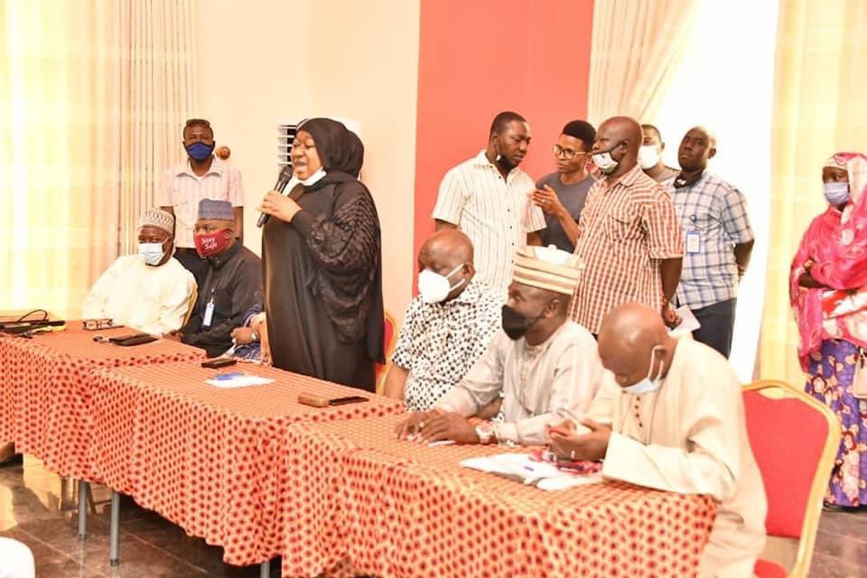 jarmari01's tweet photo. Flash: NGSG is to secure all its schools from all criminal elements to allow students &amp; pupils pursue their education

Hon. @HannatuJibrinS on behalf of @GovNiger, Alh. Abubakar Sani Bello disclosed this while handing over the released #KagaraStudents to their relatives in Minna. https://t.co/z9JXriLLGq