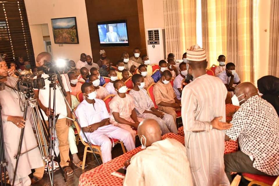 jarmari01's tweet photo. Flash: NGSG is to secure all its schools from all criminal elements to allow students &amp; pupils pursue their education

Hon. @HannatuJibrinS on behalf of @GovNiger, Alh. Abubakar Sani Bello disclosed this while handing over the released #KagaraStudents to their relatives in Minna. https://t.co/z9JXriLLGq