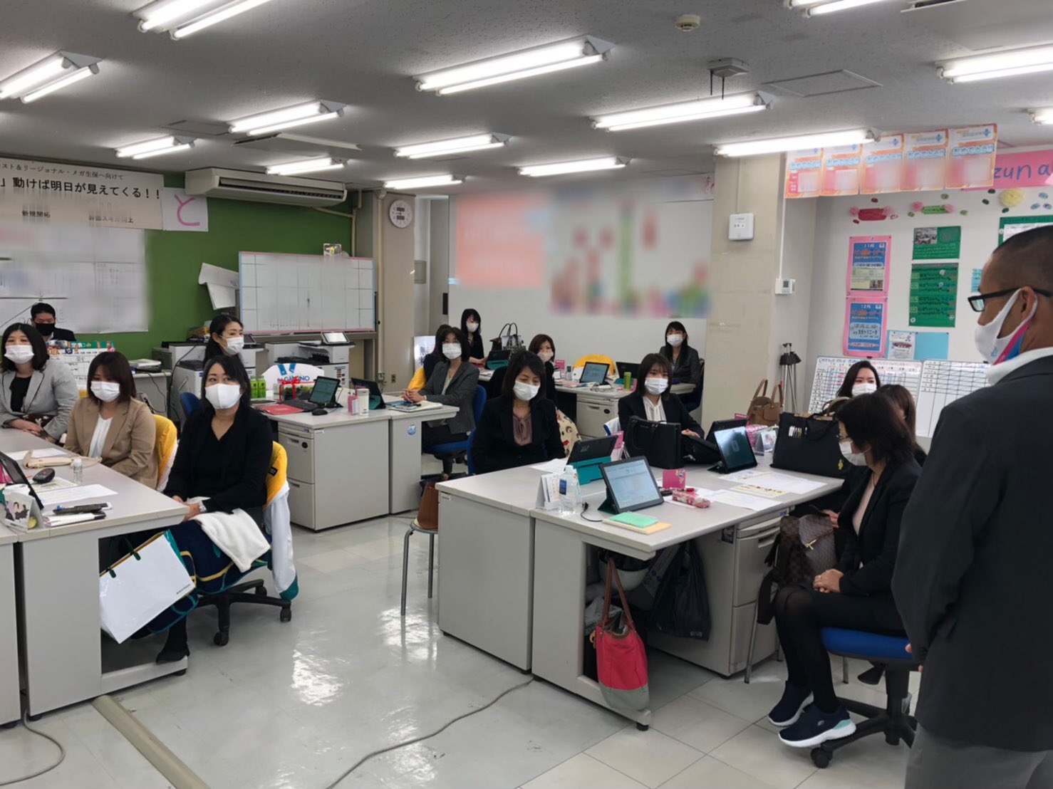 サガン鳥栖公式 明治安田生命 鳥栖営業所 様を 訪問 本日 明治安田生命 鳥栖営業所様の朝礼に弊社営業スタッフが参加させていただきました 今シーズンも共に戦ってもらう為 そして一緒に街を盛り上げる為に フルパワーで思いをお伝えしま