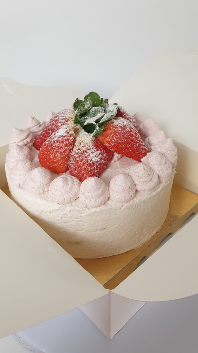 Ohng_co's tweet photo. Easy like Sunday afternoon with fresh home-baked strawberry cake 💚🍓🎂
.
#OhNG #StrawberryCake #GateauAuxFraises #fraisier #ParisCakes 

Commander en ligne via https://t.co/0D3McM0kqo https://t.co/KTpf94L41I