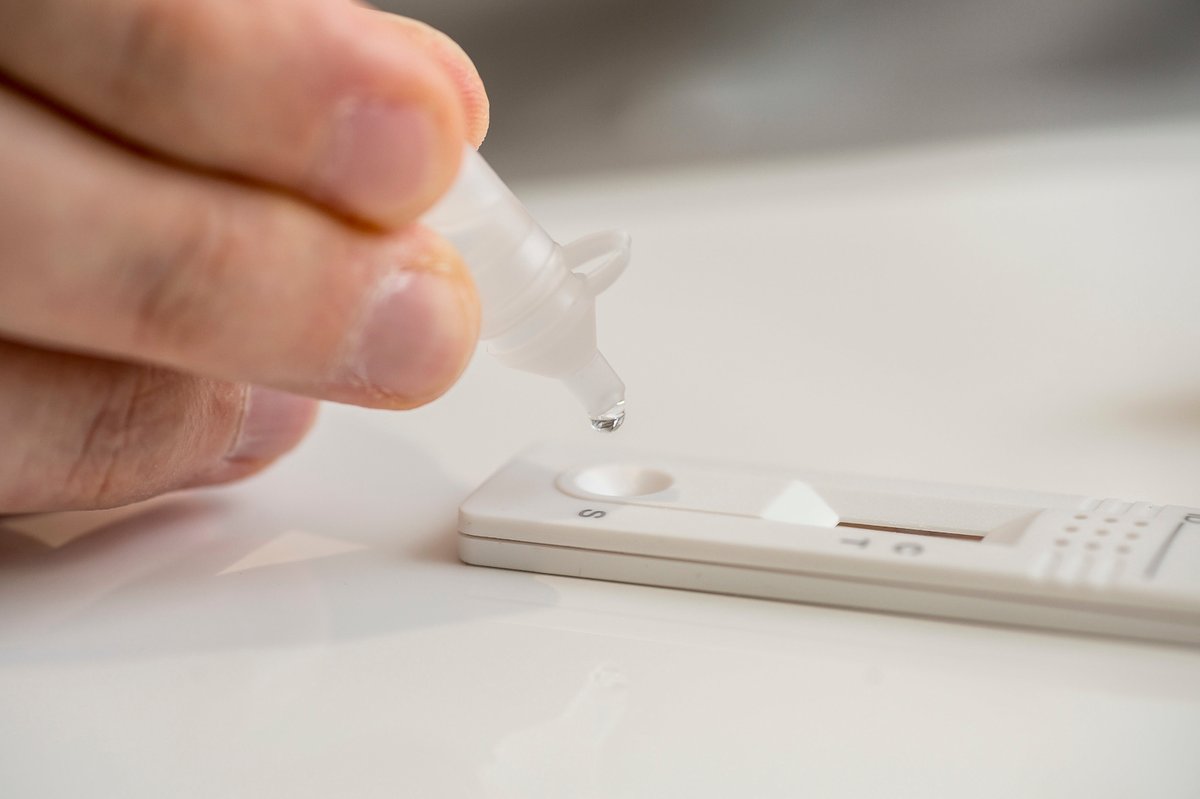ApothekeAdhoc's tweet photo. Die #Drogeriekette #dm ist jetzt vorgeprescht und verkündet den Verkauf von #Laientests ab kommenden Dienstag. Geht nun die komplette Ware an einen Konzern? Nein, sagt #Technomed: Auch #Apotheken sollen die #Boson-Tests bestellen können. @dm_drogerie https://t.co/jFpNoPjzj1 https://t.co/iVmcmONBd5