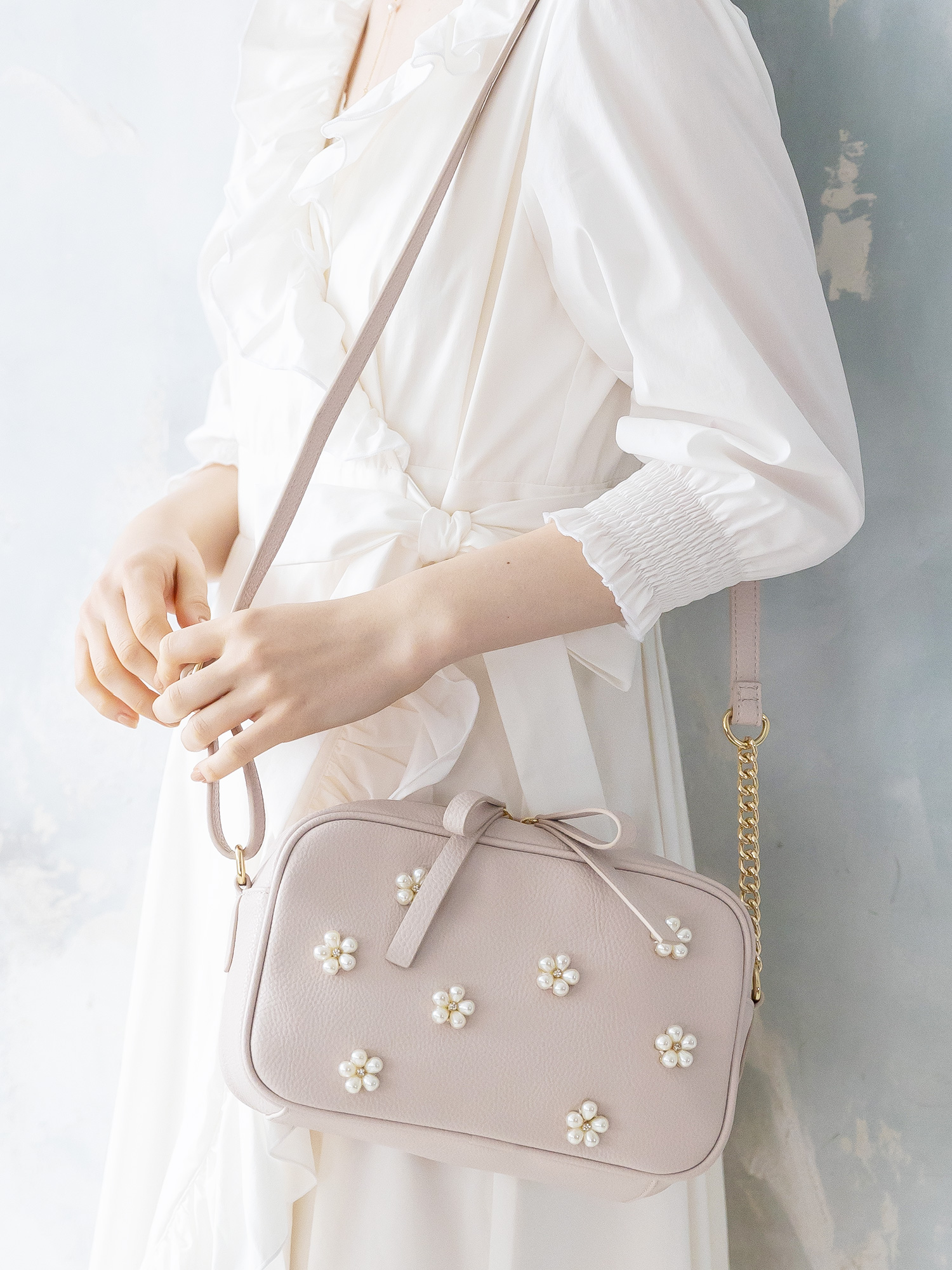 𝘏𝘖𝘕𝘌𝘠 𝘚𝘈𝘓𝘖𝘕 𝘰𝘧𝘧𝘪𝘤𝘪𝘢𝘭 New Arrival フラワーパールスクエアショルダー お花の形のパールがポイント 長財布が入るショルダーバッグ 柔らかい合皮なので荷物の出し入れがしやすいです 公式通販ストライプクラブ T Co