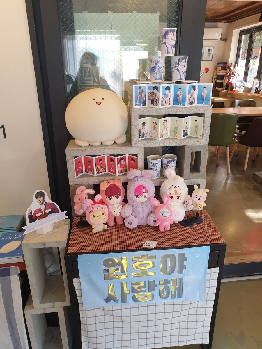 0514mbb0926's tweet photo. 2.하이준카페
여기도 마찬가지로 일찍왔더니 나 혼자였던...
먼저 오신분들이 있었는지 선착은 아쉽게 받지 못했다ㅠㅠ 그래도 원호의 호슐랭 투명카드도 받고
사진도 너무 다 예뻤다😆💕 사진 예쁘게 찍고싶은데 나는 똥손이니까 패스!
#COLOR_FOR_301
@618x106 https://t.co/tV6KFy111j