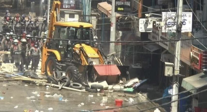 Military is using bulldozer to crash sown barricades and shields built by protesters. Military also use teargas and shot into random houses with real guns. At least 5 people including journalist were arrested and chaos still happening.
 #WhatsHappeningInMyanmar
#Mar1Coup
