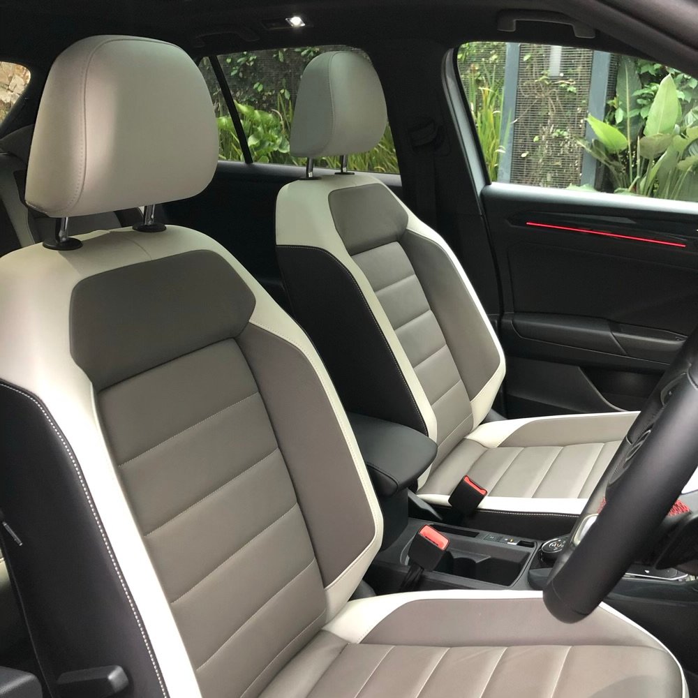 SpikeTheCarGuy's tweet photo. Day 4: @VolkswagenSA T-Roc scores big on the interior!

Setup is a mix of great design, the right amount of tech (incl. digital instruments) and high levels of comfort. Seat colour combo is standard - changing to black costs R16k extra!

#vw
#troc
#5DayTest
#EatSleepDriveRepeat https://t.co/GRn3fFNCch