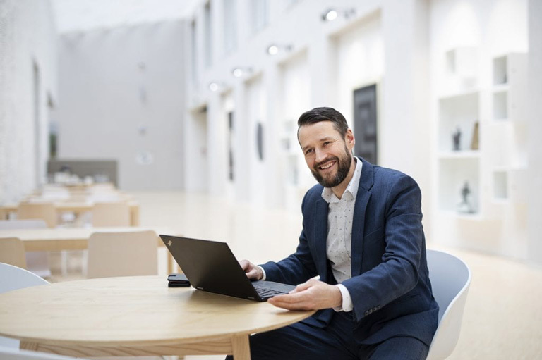 "Digitalisaatio muuttaa maailmaa ja monesta työstä tulee paikkariippumatonta. On hienoa olla eturintamassa kehittämässä uusia työnteon ratkaisuja", Toimitilapäällikkö Olli Aalto, Verohallinto.

Lue lisää: senaatti.fi/tyoymparistot/…

#monipaikkaisuus #yhteiskäyttötilat