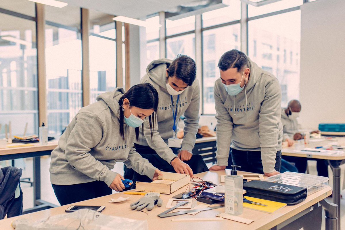 PPouyanne's tweet photo. 🇫🇷🧑🏾‍🔧 Je suis honoré et fier d'accueillir ce matin  @EmmanuelMacron pour l’inauguration du #campus de @Lindustreet. 400 jeunes par an, avec ou sans qualification, se formeront gratuitement aux métiers de l’#industrie du futur. L’objectif : un #jeune, un #emploi !
#1jeune1solution https://t.co/8IjWaiCtfh