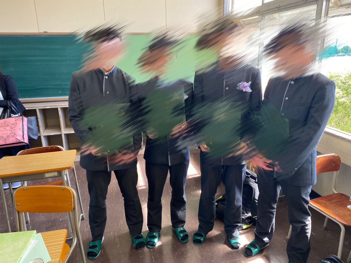 NazO__2525's tweet photo. 無事卒業出来ました㊗️
高校3年間楽しいこともあり苦しいこともありどっちもいい経験でした。友達ともう会えないのか…と思うと悲しくなります🥲 今学生の皆さんは友達と甘酸っぱい青春を思い切り作って下さい！ﾞ出会いあり別れあり〟皆楽しかったありがとうまた逢う日まで👋🏻 https://t.co/c0XVPOrnsm