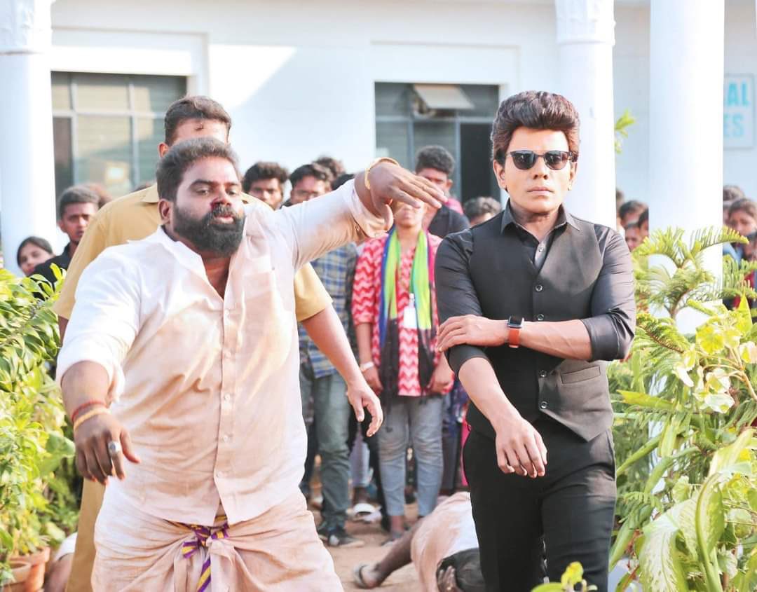 snehaplsstop's tweet image. Thalaivan vera ragam paathu usaare🔥
#legendsaravanan 
#LegendInAction