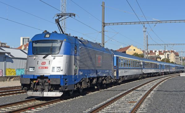 SaveATrain's tweet photo. Working all year long - https://t.co/NJeUtcOKHi #czech #polish #petrovice #karvina #detmarovice #czechrepublic #railwork #railmaintenance #zavada #koukolna #CDpassenger #Prague #praha https://t.co/SJ4eiZ8gFy