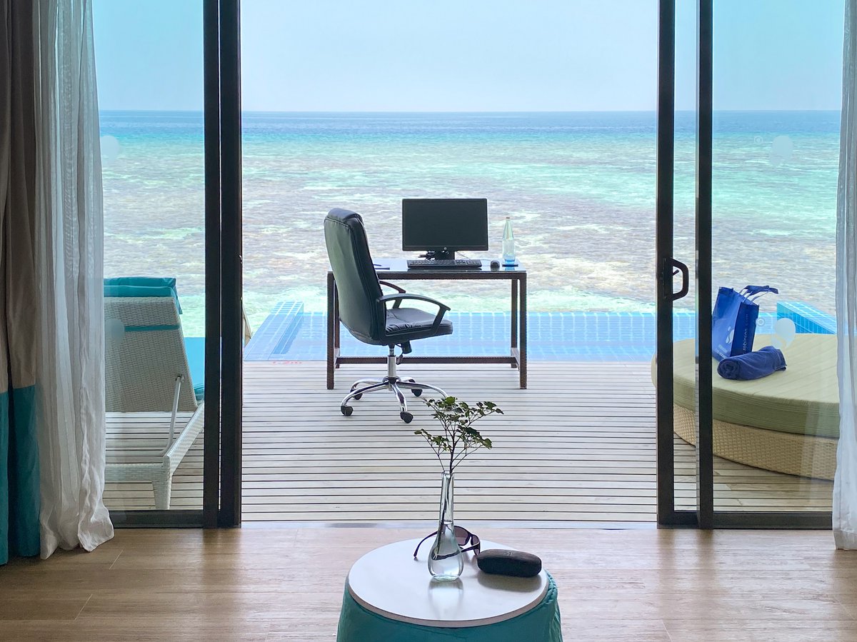 TUIGroup's tweet photo. Who wants to kick off the new week at this ⬇️ desk? 😍

#Workation #ROBINSON #Maldives https://t.co/aWksahPKw9