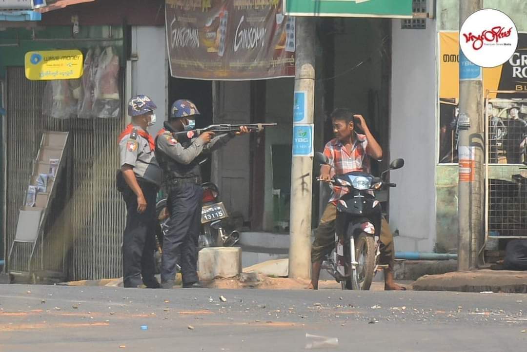 SintSarah9's tweet photo. Riot police used live ammos, rubber bullets, water cannons and even slingshots in MAWLAMYINE violent crackdowns today. (Police aren't allowed to use slingshots according to international ROEs.) 
SPRING REVOLUTION
#Feb28Coup
#WhatsHappeningInMyanmar
#MilkTeaAlliance https://t.co/Ui77FW5GjK