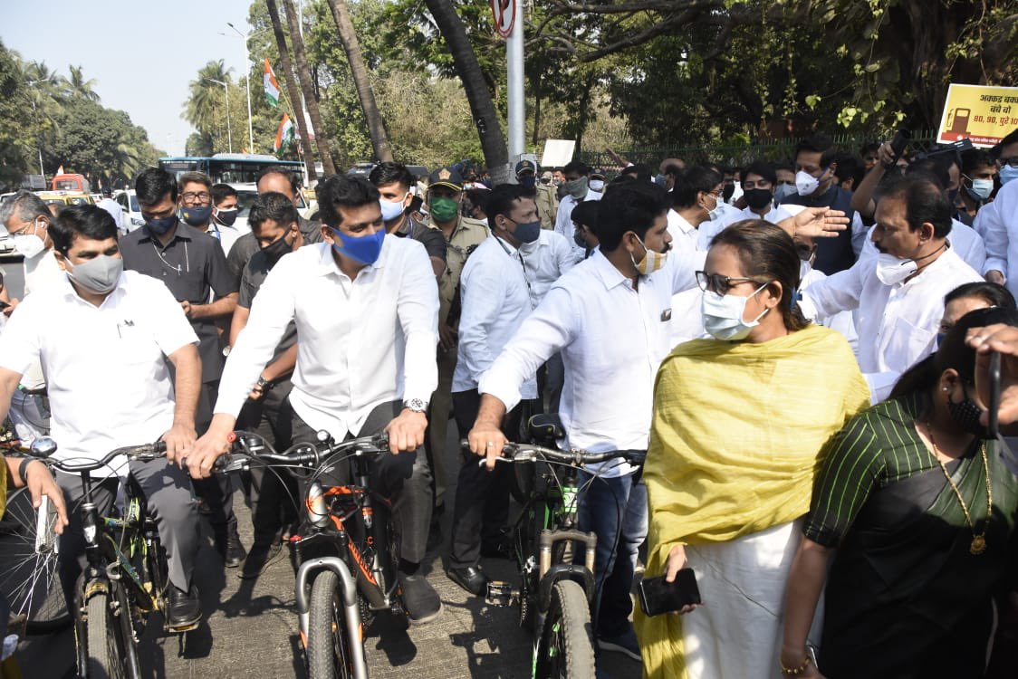 VarshaEGaikwad's tweet photo. मोदी सरकारने गोरगरीब जनेते��र लादलेल्या अन्यायकारक इंधन दरवाढी विरोधात आज @INCMaharashtra चे मंत्री व आमदार यांनी विधान भवनापर्यंत सायकल चालवून निषेध नोंदवला. #petrol100 https://t.co/47eTMwJYuu