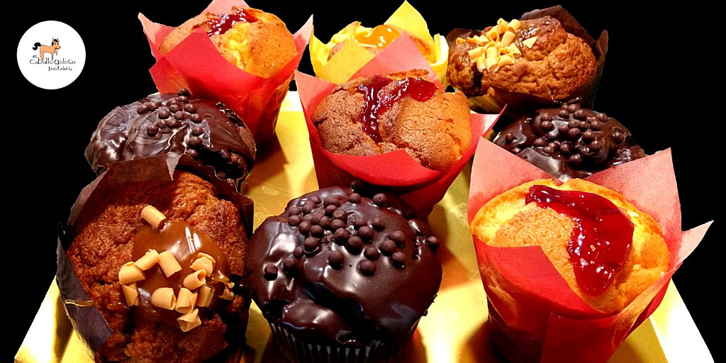 Dicen que todo lo que necesitas es amor... 🤗 Pero algún que otro muffin artesanal así tampoco estaría mal, ¿eh?. ¿Cuáles prefieres? 😍😋😋😋👌 Reparto a domicilio de tu repostería artesanal favorita en #Torrelodones y alrededores #Pastelería #Repostería #Gourmet #Confitería