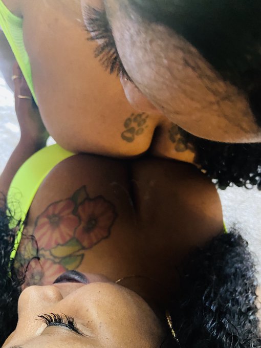 💰TITTY TUESDAY THREAD 💰  📸drop your naughty pics &amp; links📸  ‼️RETWEET/ LIKE this post ‼️  ✔️BUYERS look