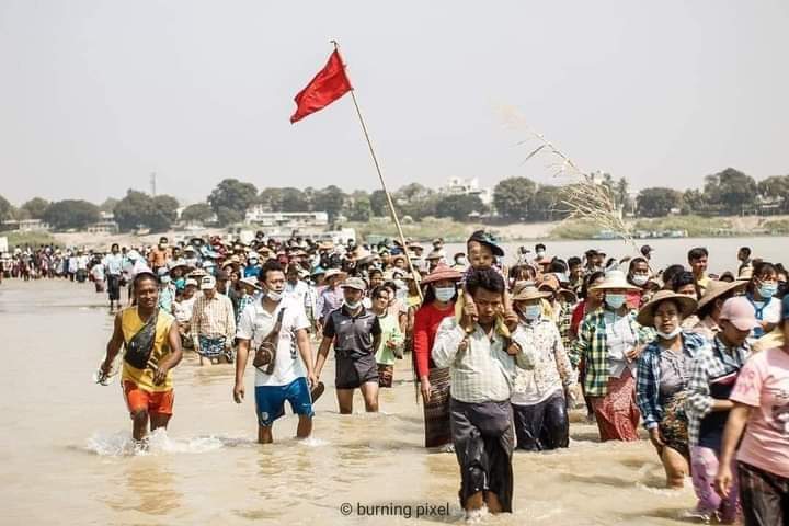 SPRING REVOLUTION
Protesters from the other side of Chindwin River  protest peacefully in the Chindwin River as the mass was blocked access to enter Monywa City.
#WhatsHappeningInMyanmar
#March1Coup