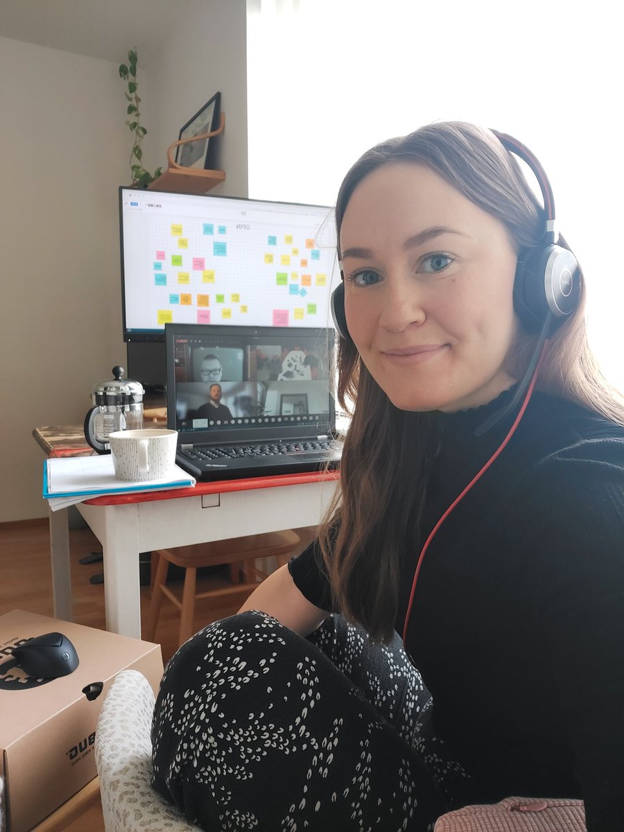 KotirantaHeidi's tweet photo. @ihkuallianssi'n kolmas etäretro käynnissä! Opin, että kenkälaatikkoa voi käyttää hiirimattona. #allianssi #retro #työergonomia https://t.co/qdUiVby9c4