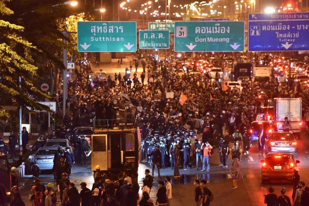 Myanmar people stand with Hong Kong and Thailand friends. 💪🏻❤️
We are wishing for the safety and immediate release of our Hong Kong and Thai friends who are facing injustice and persecution. 
🙏🏻🇭🇰🇲🇲🇹🇭 

#MilkTeaAlliance
#MilkTeaAllianceMyanmar
