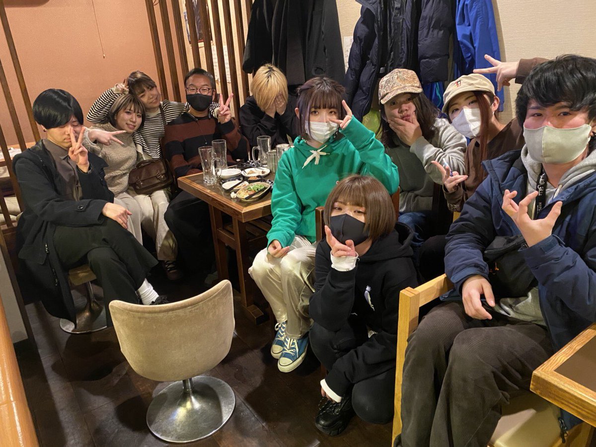 aohal_2's tweet photo. ちょこちょこ卒業式ありがとう。

卒業おめでとうって気持ちになれないし、授与もさせたくないけど、
彼女達のペースで活動してもらって、また対バン出来れば1番いいな。もし新生活辛くなったら、
ライブハウスに戻ってきてな。

待ってるよ。今は寂しいが溢れてるのでこの辺で。本当にお疲れ様。 https://t.co/8xN1CD7iri