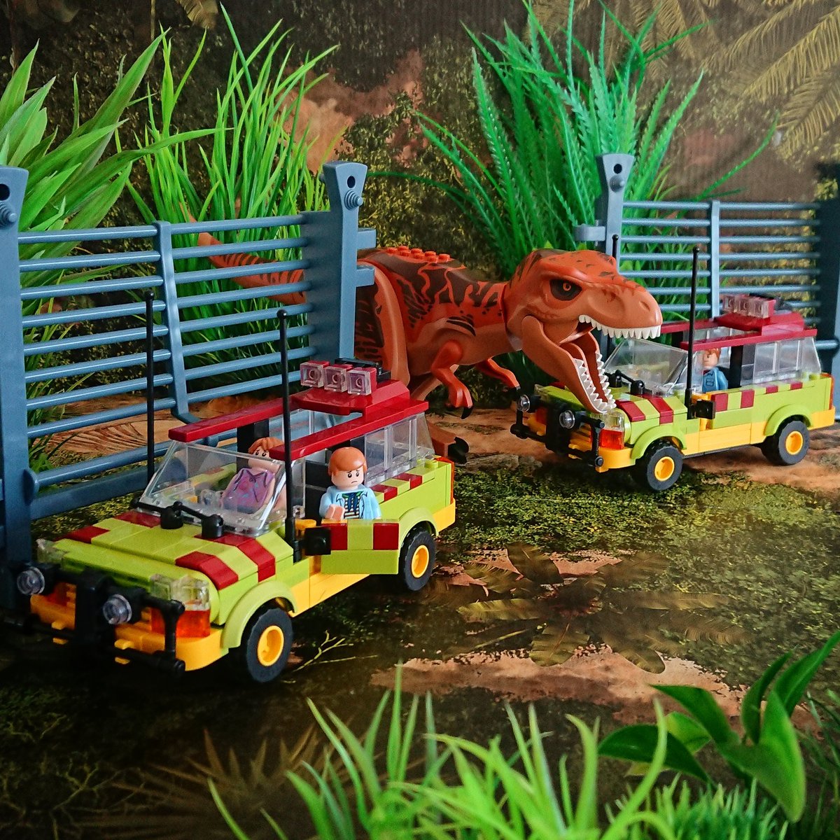 JurassicBap's tweet photo. Breakout! Featuring my MOC @LEGO_Group video game accurate Explorers! @jurassicworld #JurassicWorld #TheParkIsOpen #JurassicPark #IslaNublar #Lego #LegoJurassicWorld #LegoJurassicPark #Ford #FordExplorer #JurassicParkExplorer #Tyrannosaurus #AlanGrant #LexMurphy #TimMurphy https://t.co/ZjZhFwNTL9