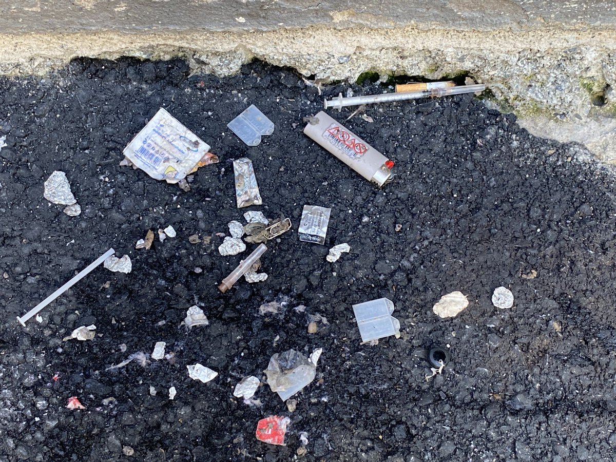 Découverte de la matinée devant l’entrée de mon immeuble. Il me semble pourtant que <a href="/communelausanne/">Ville de Lausanne</a> dispose d’un local spécial??
Il serait temps que les choses bougent...
#Lausanne
#CCLausamne