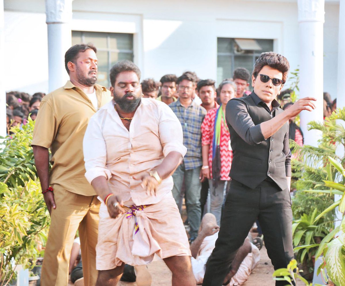 supercinemaind's tweet image. #LegendInAction

Shooting in Full Swing 

#LegendSaravanan film

duo  @JdJery Directorial

@Jharrisjayaraj Musical 
@VelrajR  DOP
@AntonyLRuben Editing 
@moorthy_artdir -Art
@SnehanMNM @pavijaypoet 
 
@jdjeryofficial 
@onlynikil #NikilMurukan
@supercinemaind