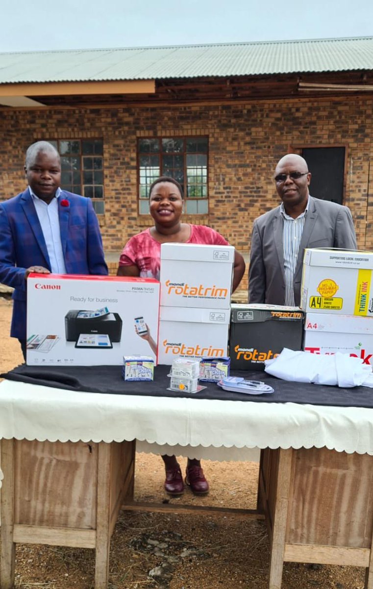 SekgoseseInside's tweet photo. WARD COUNCILOR DONATES PRINTER AND STATIONERY TO A LOCAL SCHOOL

BOLOBEDU – The Councilor of Ward 19, Mohlabaneng and Jamela village in Greater Letaba, Peter Monaiwa had embarked on back to school campaign to support schools around his ward.
 https://t.co/VhvlGUUYAE https://t.co/VuarE4gOwY