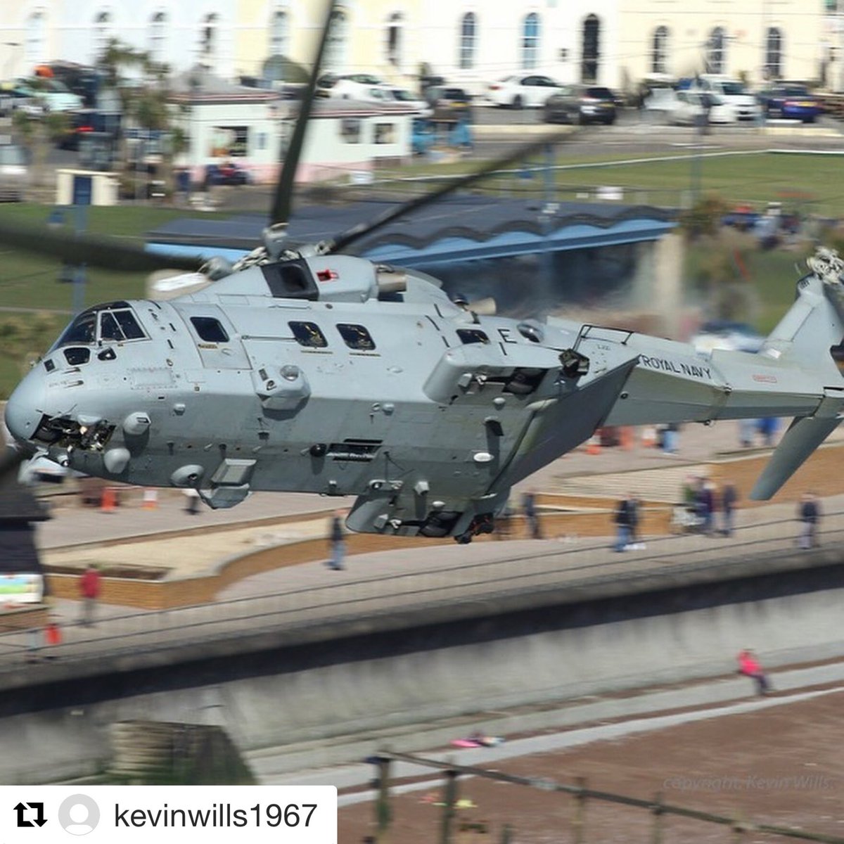 RNASYeovilton's tweet photo. Cracking Phot to kick off your week! #MerlinMonday with Commando Merlin Mk4 training along the South Devon coast at Teignmouth @co_chf @CdreGriff @RoyalNavy #MondayMotivation
 📷 Kevin Wills 👏🚁⚓️ https://t.co/3VxtSxlsPM