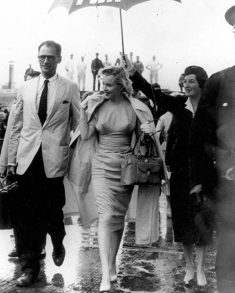 timeincolours's tweet photo. Marilyn Monroe and Arthur Miller arriving in London. 1956 #MarilynMonroe https://t.co/luWgfCijbG