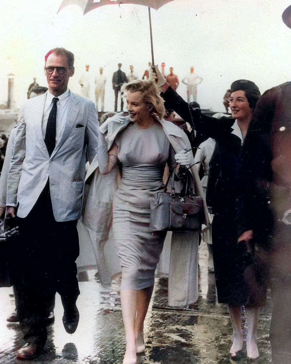 timeincolours's tweet photo. Marilyn Monroe and Arthur Miller arriving in London. 1956 #MarilynMonroe https://t.co/luWgfCijbG