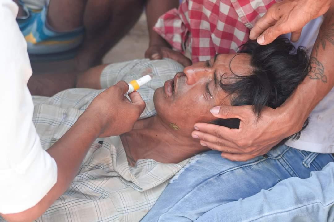 SuSandiOo6's tweet photo. About 20 soldiers / policemen stormed a house on the road in Shwepyitan, Myeik Township

 Beat the pregnant woman and man
 Go up to the house and take 4 lakhs of MMK.

#Myeik
#WhatsHappeningInMyanmar
#March1coup https://t.co/HPpCsqwITz