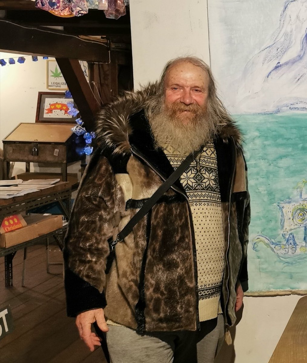 lisariemersart's tweet photo. This time last year I was exploring #Christianshavn in Copenhagen ahead of the @IntraTeam conference. I hung out in the gallery #Gallopperiet and had a beer with this amazing artist #IntraTeam https://t.co/uzvCoHPWpf
