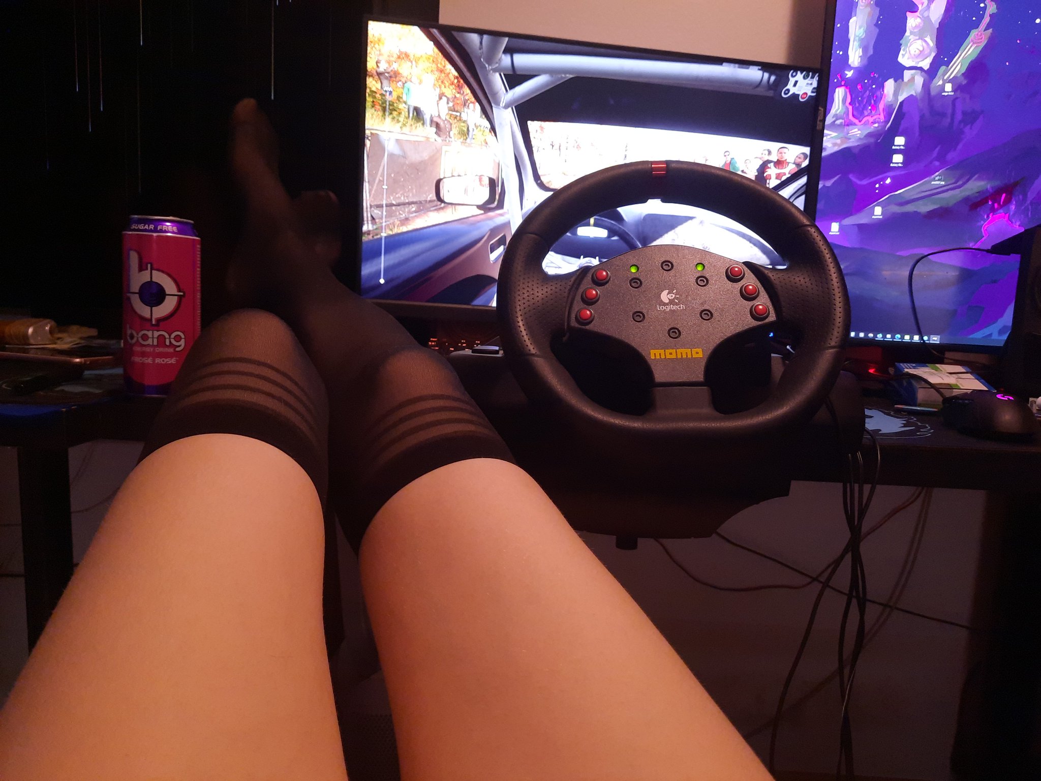 kneesocks on: yep, it's gamer time https://t.co/cYreoqrDSu