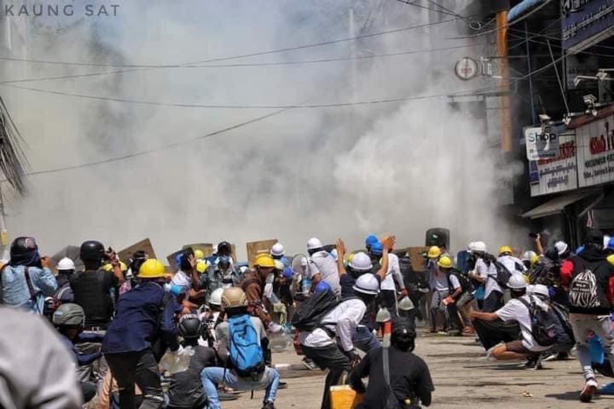 🚨SanChaung red level🚨 Protesters are brutally beaten.The shields &amp; barricades from protestors side are bulldozed by terrorists. ~ 50 polices surrounded the houses/ apartments, broke in &amp; shot people. Many protestors’re hiding for their lives. #WhatsHappeningInMyanmar #Mar1Coup
