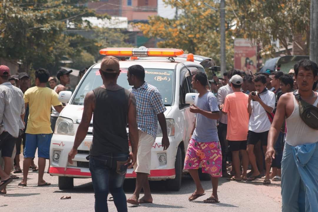 About 20 soldiers / policemen stormed a house on the road in Shwepyitan, Myeik Township

 Beat the pregnant woman and man
 Go up to the house and take 4 lakhs of MMK.<a href="/freya_cole/">Freya Cole</a>
<a href="/UNHumanRights/">UN Human Rights</a>
#Myeik
#WhatsHappeningInMyanmar
#March1coup