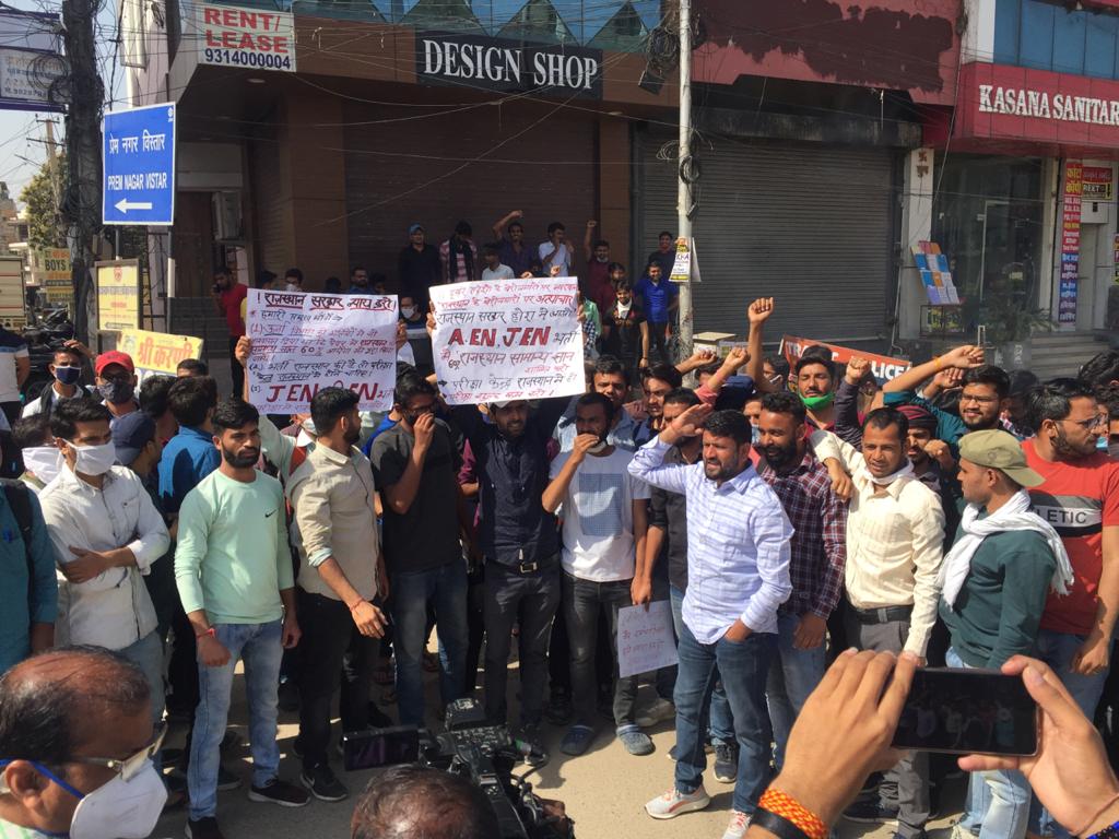 RSEBRECRUITMENT's tweet image. @ashokgehlot51 @DrBDKalla2 @zeerajasthan_  @navinarora15 @BaljeetBehror @BalwanPoonia_ 
हमारा हक़ क्यो मारा जा रहा है,अब बाहरी राज्यो के बच्चों को राजस्थान में नौकरी की रूप रेखा बिजली विभाग वालो बे बना ली है, मंत्री जी आज फैसला नही हुआ तो आंदोलन होगा
youtu.be/qcZR40ZIKoQ