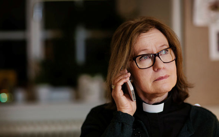 svenskakyrkan's tweet photo. Gudstjänst över telefon ska nå de som inte är så digitala. Svenska kyrkan i #Kristinehamn erbjuder telefongudstjänster för att fler ska kunna ta del av kyrkans budskap under pandemin. Gudstjänsten hålls onsdagskvällar 19.00: https://t.co/ds4yr8Pni1 #kyrkanäröppen https://t.co/65AyznjzX3